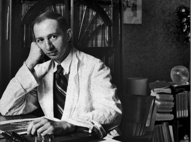 Jorj Morin dans son premier bureau à Nantes en 1931.