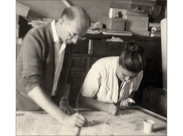Jorj Morin dans son bureau de la rue François Bruneau à Nantes en compagnie de son épouse Suzanne, 1958.