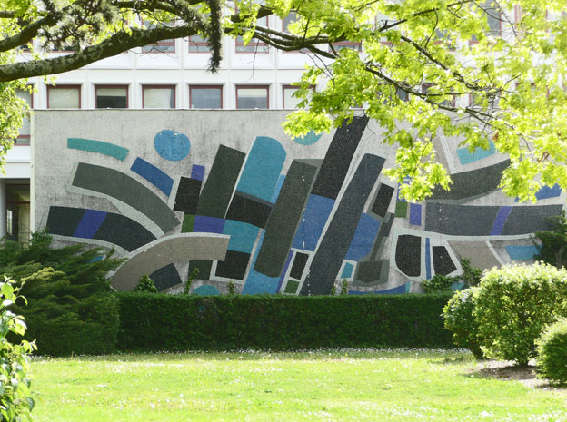 NAISSANCE DES SIGNES, 1975-1976, mosaïque murale, 600x1400cm, Faculté des Lettres, Université de Nantes (44).