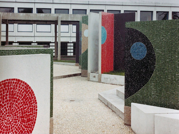 ÉCLUSE COLORÉE, 1968-71, mosaïque/diptyques - 20x7m, Lycée A. Camus, Saint Herblain (44).